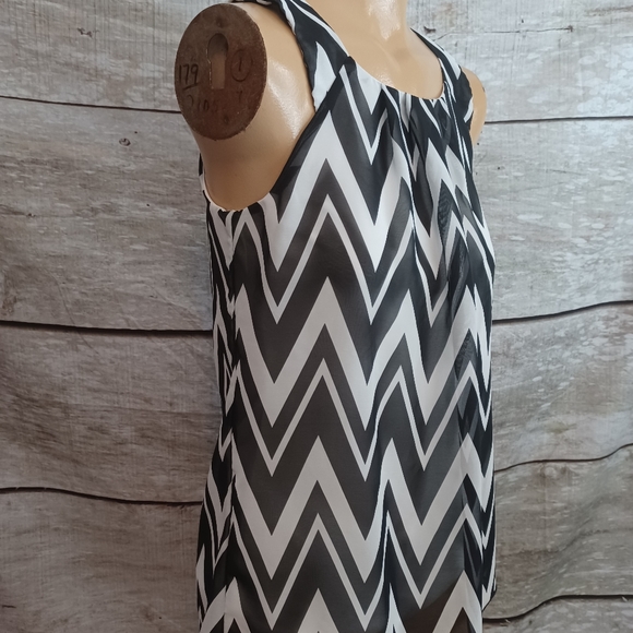 PRICE DROP!! Sleevless blouse - Picture 6 of 9